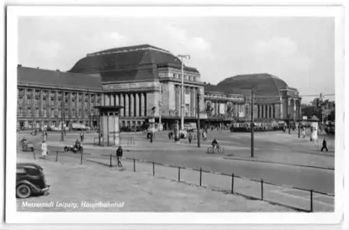 AK, Leipzig, Partie am Hauptbahnhof, belebt, 1954