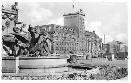 AK, Leipzig, Karl-Marx-Platz mit Hochhaus und Mendebrunnen, 1958