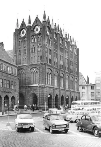 AK, Stralsund, Straßenpartie mit Rathaus, zeitgen. Kfz, 1976