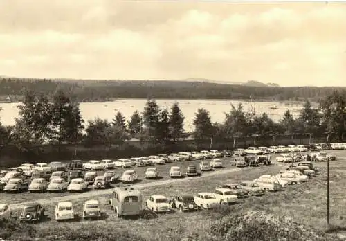 Ansichtskarte, Schneeberg Erzgeb., Parkplatz am Filzteich, zeitgen. Kfz, 1961