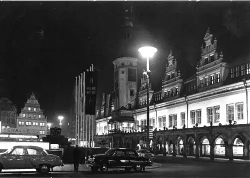 AK, Leipzig, Altes Rathaus, Nachtansicht, zeitgen. Pkw, 1975