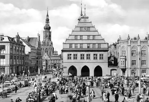 AK, Greifswald, Rathaus mit Markttreiben, 1968