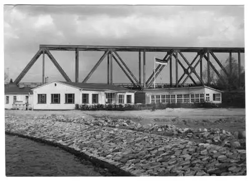 AK, Caputh Kr. Potsdam, Strandbad und Eisenbahnbrücke, 1964