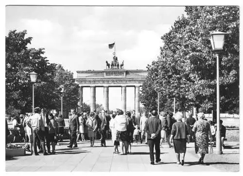 AK, Berlin Mitte, Unter den Linden und Brandenburger Tor, belebt, 1969