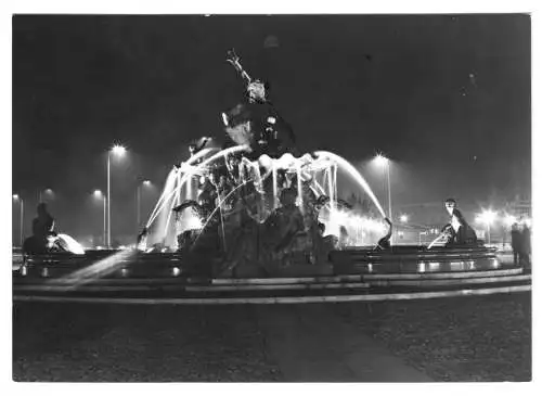 AK, Berlin Mitte, Neptunbrunnen, Nachtansicht, 1969