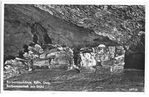 AK, Rottleben, Barbarossahöhle Kyffh. Geb., Barbarossatisch mit Stuhl, 1954