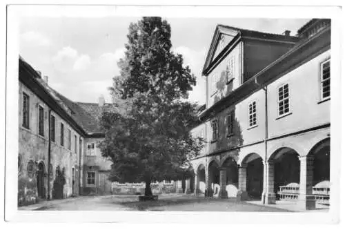 AK, Waltershausen Thür., Schloß Tenneberg, Im Schloßhof, 1954