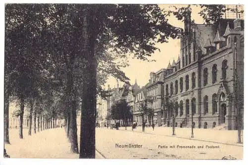 AK, Neumünster, Straßenpartie mit Postamt, belebt, um 1906