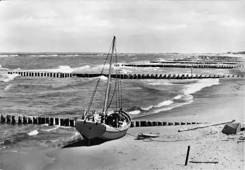 AK, Seeheilbad Graal-Müritz, Strand mit Fischerboot, 1966