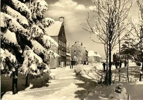 Ansichtskarte, Johanngeorgenstadt Erzgeb., winterliche Teilansicht der Neustadt, 1971