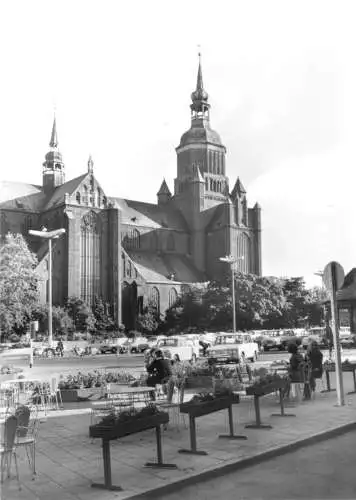 AK, Stralsund, Marienkirche und Leninplatz, belebt, 1983