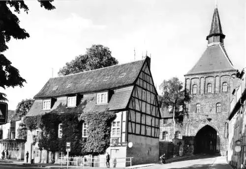 Ansichtskarte, Stralsund, Straßenpartie mit Klütertor und Jugendherberge, 1983