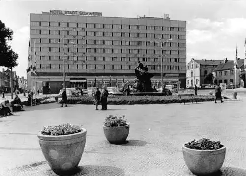 AK, Schwerin, Platz mit Brunnen und Hotel Stadt Schwerin, 1972