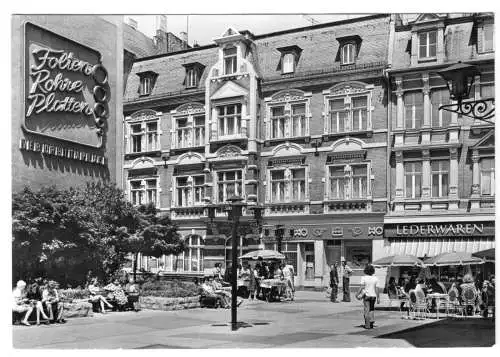 Ansichtskarte Köthen, Schalaunische Str., Version 3, Geschäftshäuser, belebt, 1980