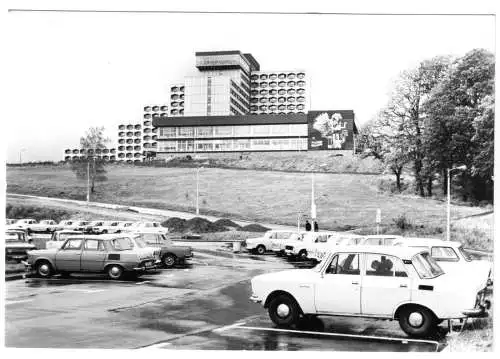 AK, Friedrichroda Thür., FDGB-Erholungsheim "August Bebel", zeitgen. Pkw, 1983
