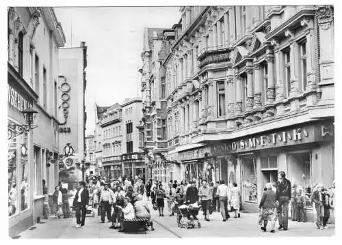 Ansichtskarte Köthen, Schalaunische Str., Geschäftshäuser, belebt, 1980