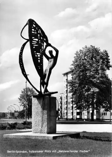 AK, Berlin Spandau, Falkenseer Platz mit "Netzwerfender Fischer", um 1965