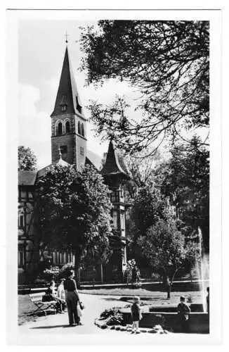 Ansichtskarte, Brotterode Thür., Platz mit Kirche, belebt, 1954
