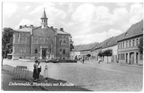 AK, Liebenwalde Kr. Oranienburg, Marktplatz mit Rathaus, 1958