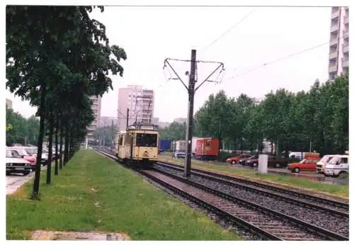 Foto im Ansichtskarte-Format, Berlin Marzahn?, historischer Straßenbahnzug, um 2000