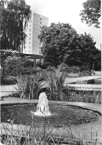 AK, Potsdam, Partie auf der Freundschaftsinsel mir Blick zum Hochhaus, 1982