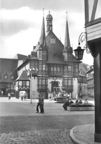 AK, Wernigerode Harz, Rathaus mit Marktplatz, belebt, 1975