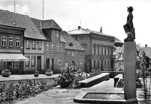 Ansichtskarte, Burg Bez. Magdeburg, Breiter Weg mit Trommler-Standbild, 1973