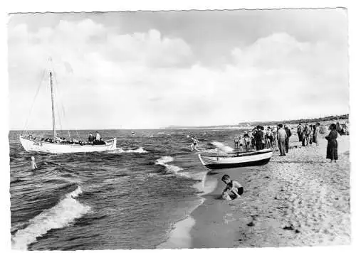AK, Ostseebad Trassenheide auf Usedom, Strand mit Fischerbooten, belebt, 1962