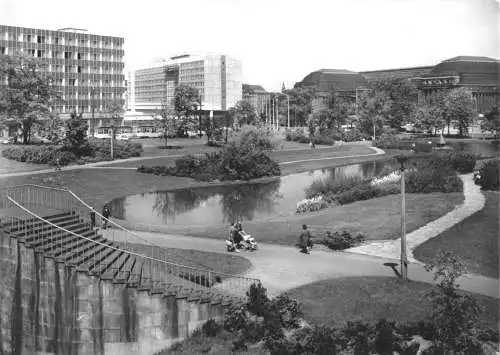 Ansichtskarte, Leipzig, Schwanenteich mit Hauptbahnhof und Hotel Stadt Leipzig, 1967