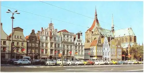 AK lang, Rostock, Ernst-Thälmann-Platz, beflaggt, zeitgen. Pkw, 1985