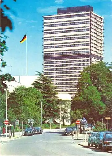Ansichtskarte, Bonn, Straßenpartie mit Bürohochhaus des Bundestages, um 1973