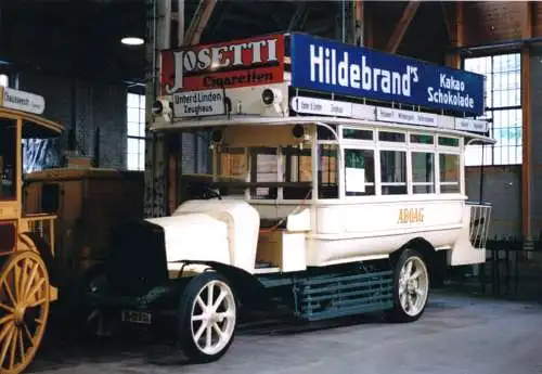 Foto im Ansichtskarte-Format, Berlin, histor. Bus der AOBAG in Ausstellung, um 2000