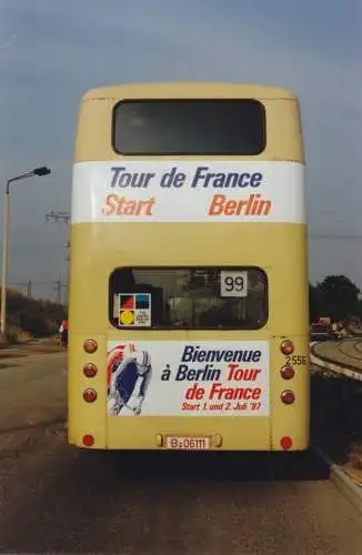 Foto im Ansichtskarte-Format, Berlin, BVG - Bus mit Werbung Tour de France 1987