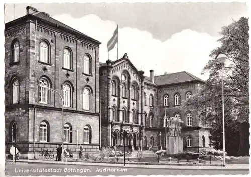 AK, Göttingen, Universität, Auditorium mit Denkmal, 1965