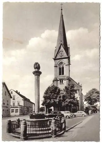 AK, Bischofsgrün Fichtelgeb., Ev. Kirche und Ehrenmal, um 1958