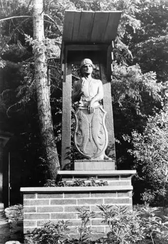 AK, Saalfeld Saale, Feengrotten, Plastik an der HO-Gaststätte, 1973