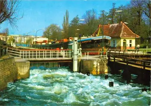 AK, Berlin Spandau, Spandauer Schleuse mit Binnenschiff, um 1980