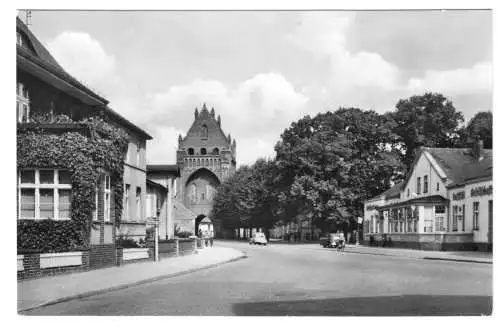 AK, Gransee, Straßenpartie am Ruppiner Tor mit Gaststätte, 1961