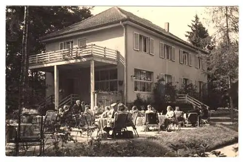 Ansichtskarte, Neuglobsow Kr. Gransee, FDGB-Heim Haus Waldfrieden, Terrasse, belebt, 1961