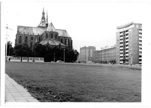 Foto im Ansichtskarte-Format, Rostock, Areal um die Marienkirche, Version 3, um 1965