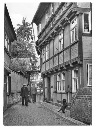 AK, Wernigerode Harz ?, Straßenpartie, belebt, 1957