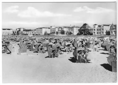 AK, Rostock Warnemünde, Strand belebt und Seeansicht, 1966