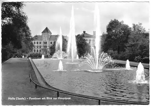 AK, Halle Saale, Fontänen mit Blick zur Hauptpost, 1963