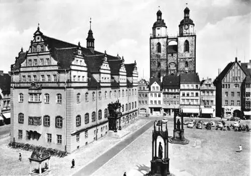 AK, Lutherstadt Wittenberg, Marktpatz mit Rathaus und Stadtkirche, 1962
