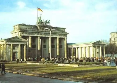 Ansichtskarte, Berlin Mitte, Brandenbuger Tor, belebt, 1990