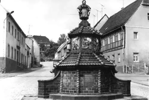 Ansichtskarte, Kohren-Sahlis, Töpferbrunnen auf dem Marktplatz