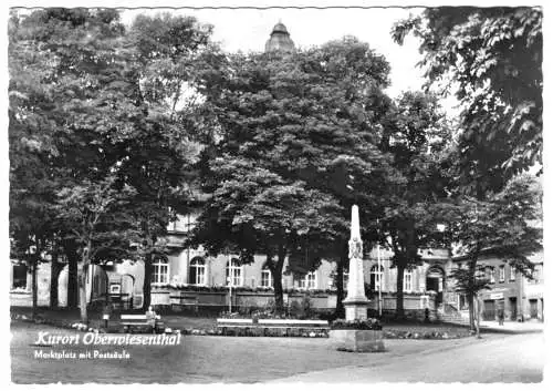 AK, Kurort Oberwiesenthal, Marktplatz mit Postsäule, 1959