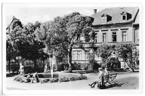 AK, Brotterode Thür., Platz der Jugend, belebt, 1957