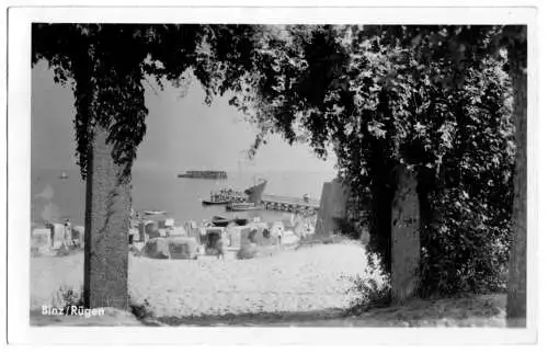 AK, Binz Rügen, Blick zu Strand und Seebrücke, 1957, Echtfoto