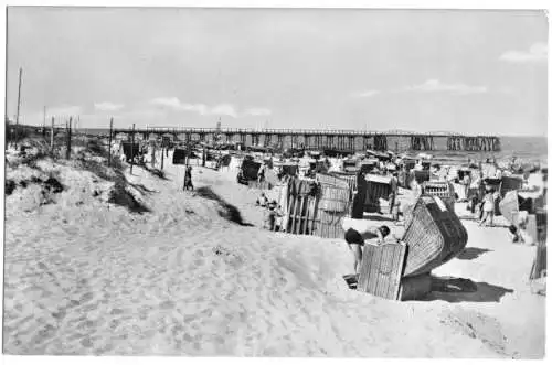 AK, Seebad Bansin Usedom, Strandpartie belebt und Seebrücke, 1957